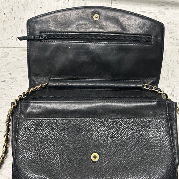 Preloved CHANEL wallet on chain. Early 2000’s. Black caviar leather. - Picture 2 of 5